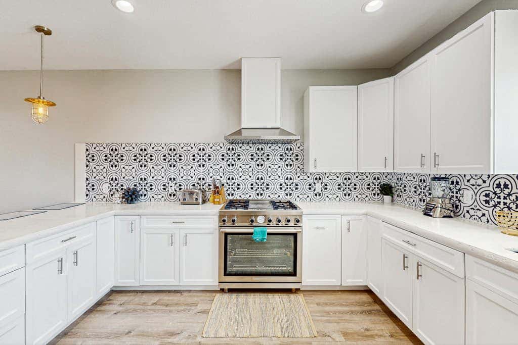 Shoreline Retreat - Pool & Hot Tub, Walk to Beach