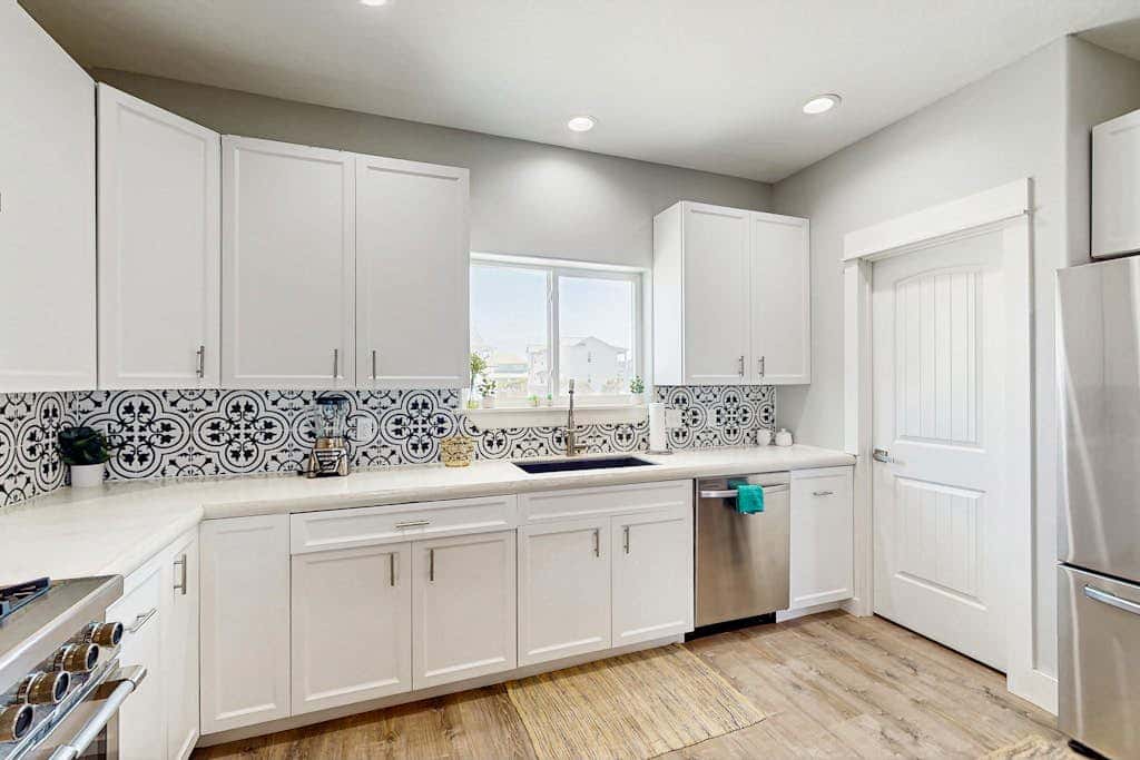Shoreline Retreat - Pool & Hot Tub, Walk to Beach