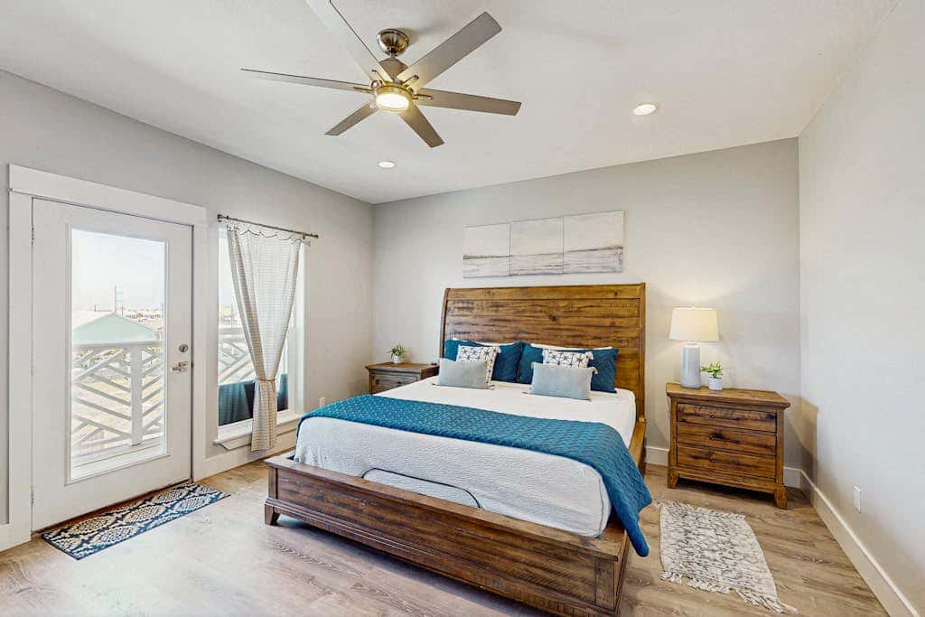Shoreline Retreat - Pool & Hot Tub, Walk to Beach