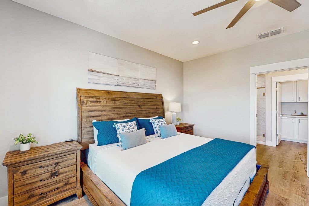 Shoreline Retreat - Pool & Hot Tub, Walk to Beach