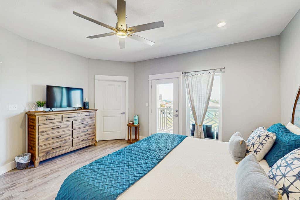 Shoreline Retreat - Pool & Hot Tub, Walk to Beach