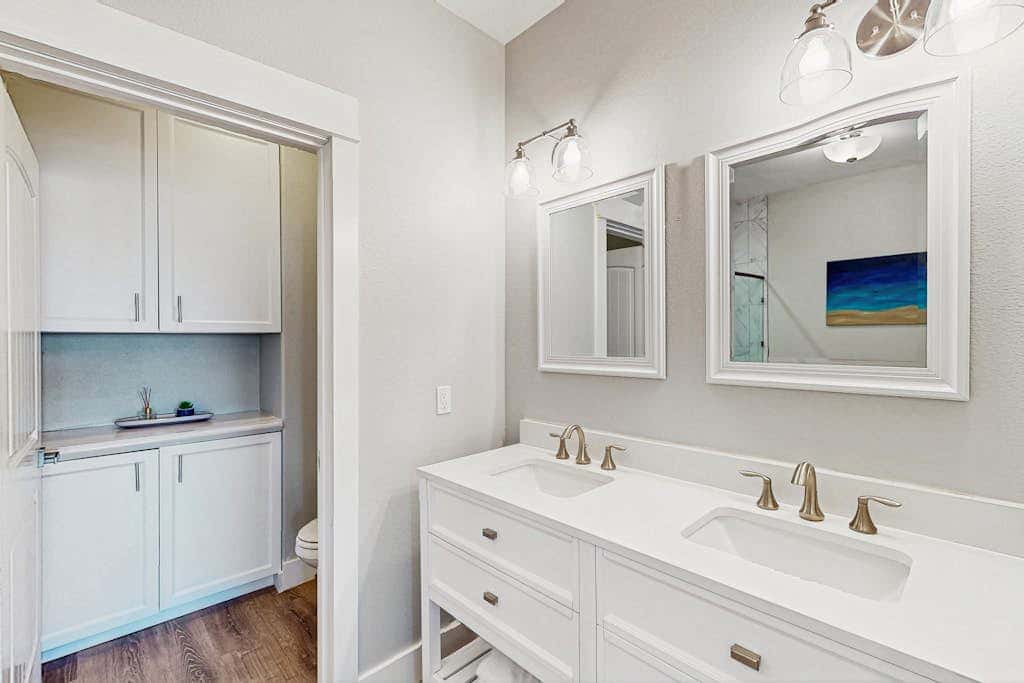 Shoreline Retreat - Pool & Hot Tub, Walk to Beach