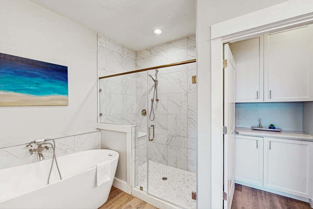 Shoreline Retreat - Pool & Hot Tub, Walk to Beach