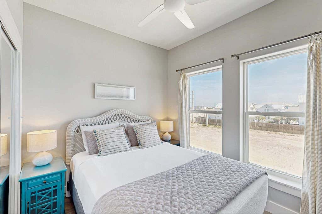 Shoreline Retreat - Pool & Hot Tub, Walk to Beach