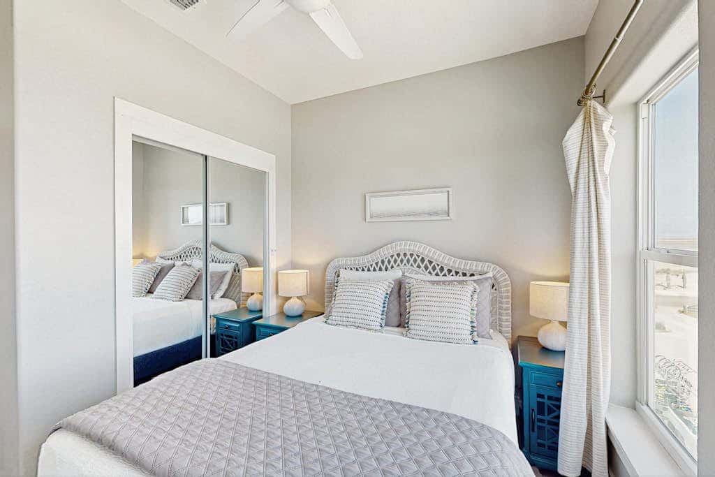 Shoreline Retreat - Pool & Hot Tub, Walk to Beach
