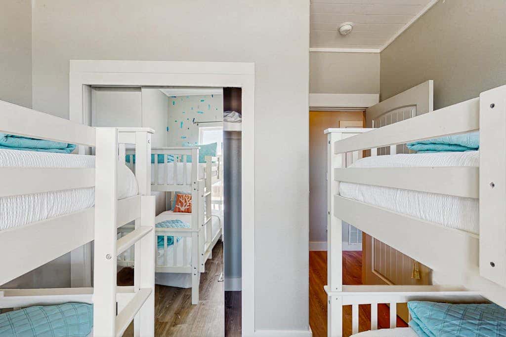 Shoreline Retreat - Pool & Hot Tub, Walk to Beach