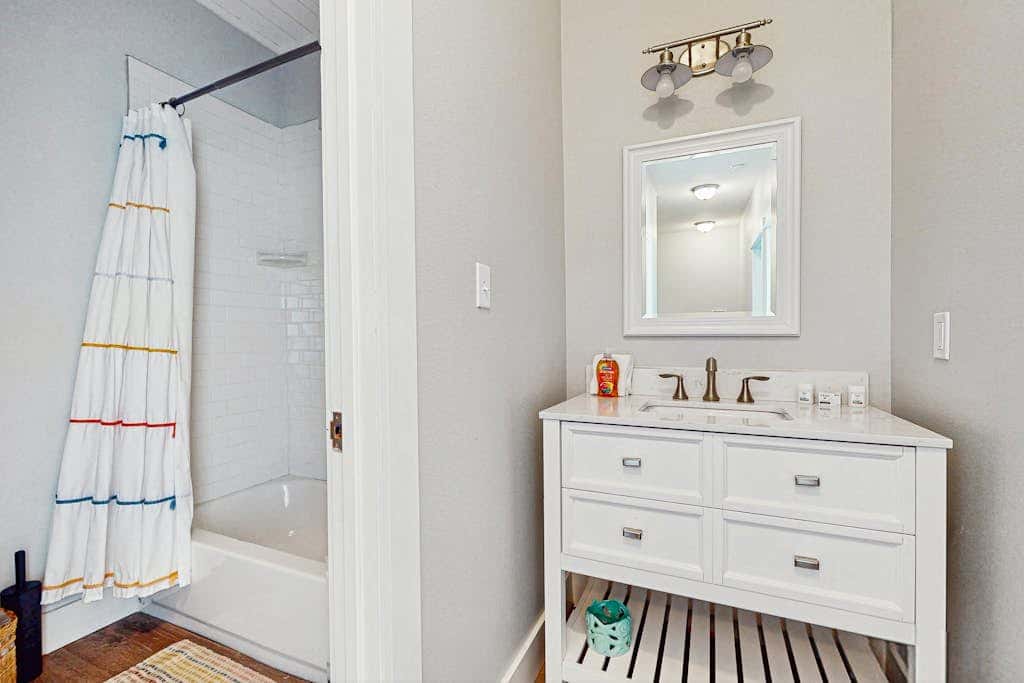 Shoreline Retreat - Pool & Hot Tub, Walk to Beach