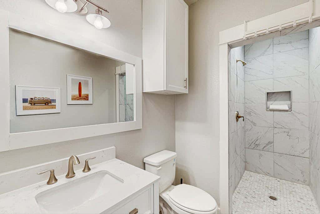 Shoreline Retreat - Pool & Hot Tub, Walk to Beach