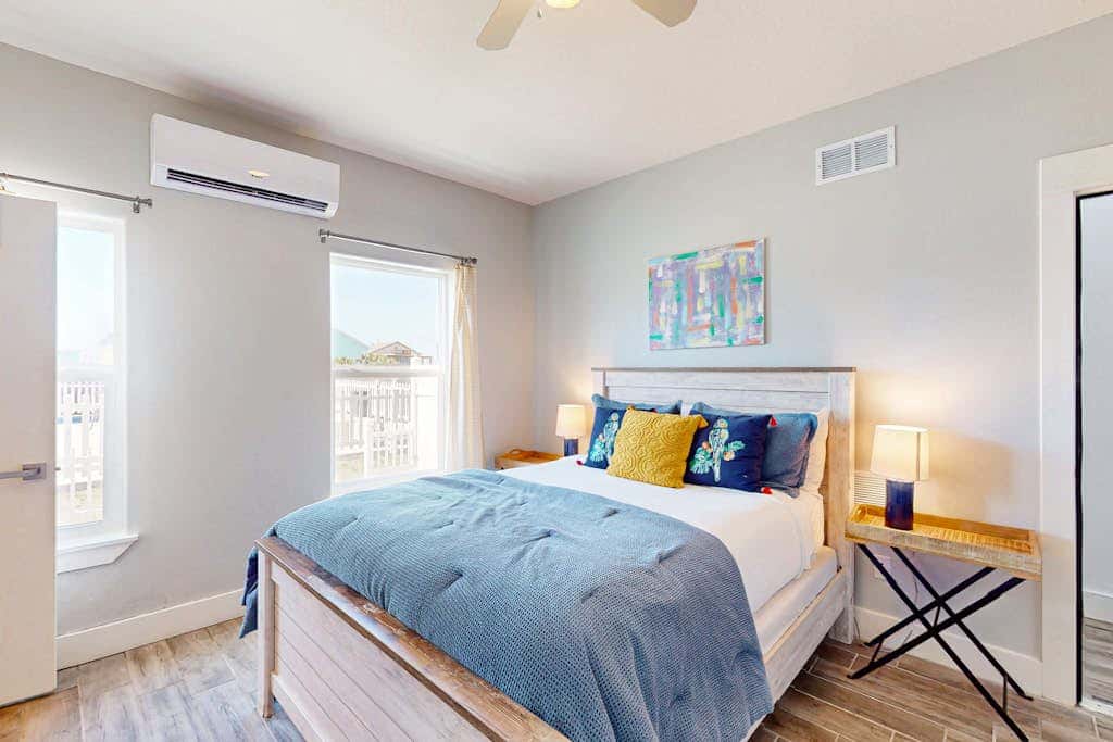 Shoreline Retreat - Pool & Hot Tub, Walk to Beach