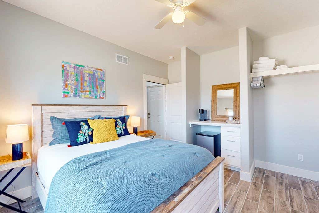 Shoreline Retreat - Pool & Hot Tub, Walk to Beach