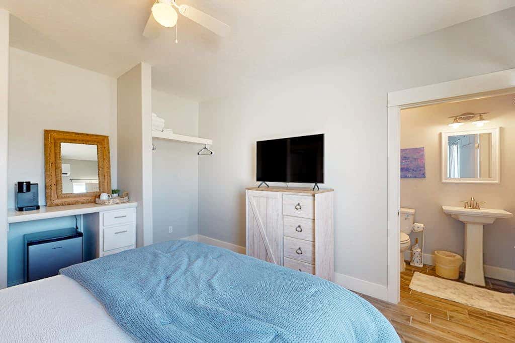 Shoreline Retreat - Pool & Hot Tub, Walk to Beach