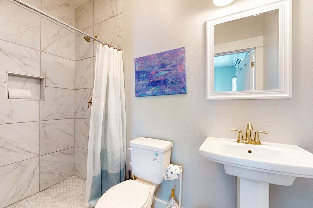 Shoreline Retreat - Pool & Hot Tub, Walk to Beach