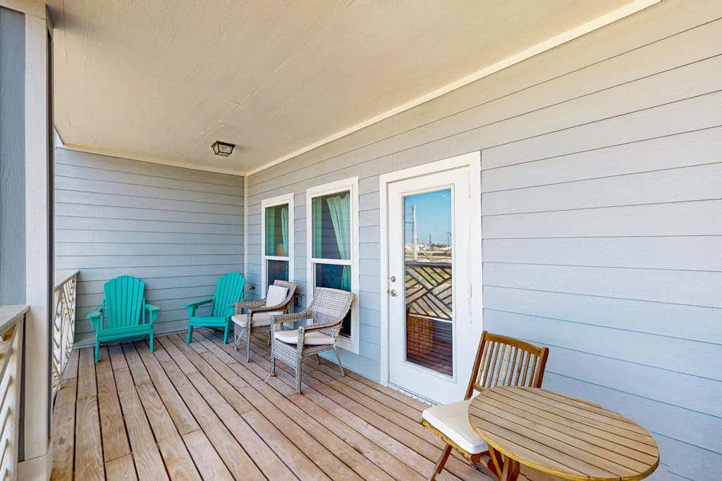 Shoreline Retreat - Pool & Hot Tub, Walk to Beach
