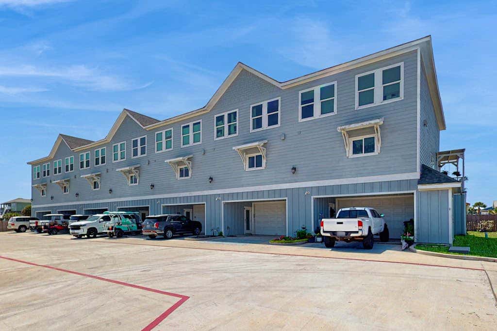 Shoreline Retreat - Pool & Hot Tub, Walk to Beach