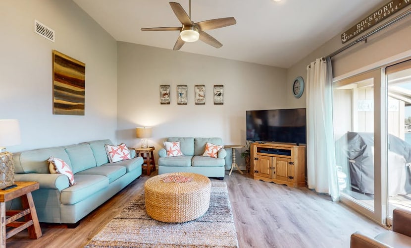 Bright Bayhouse condo with all-new interior & pool - near beach