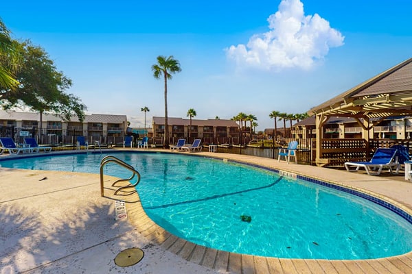 Bright Bayhouse condo with all-new interior & pool - near beach