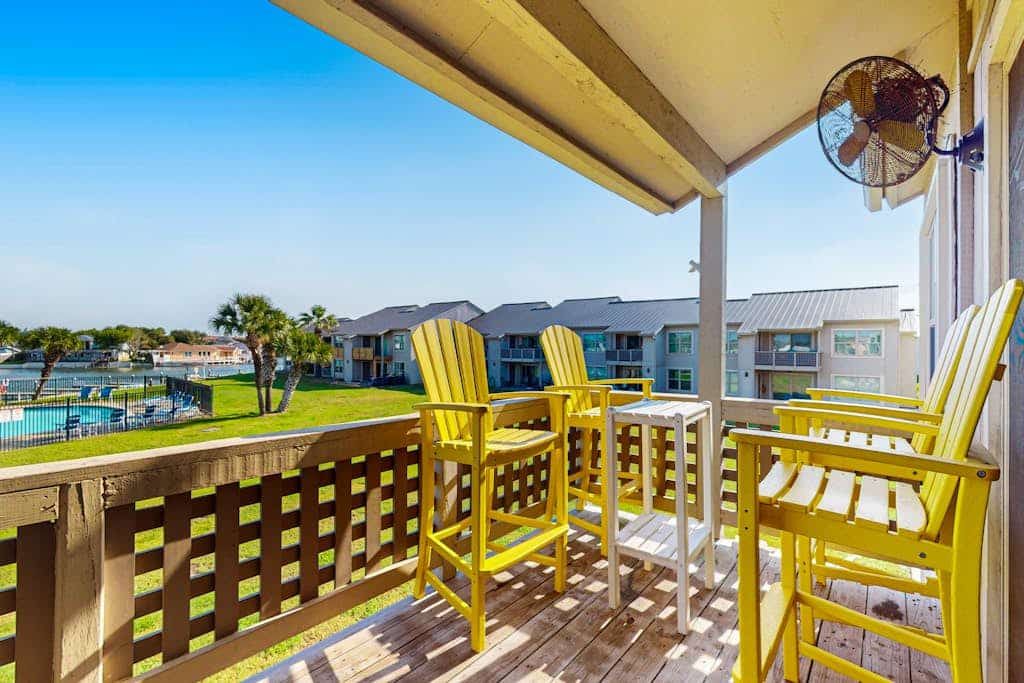 Bright Bayhouse condo with all-new interior & pool - near beach