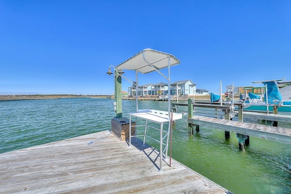Luxury corner condo with central AC and pool & firepit access
