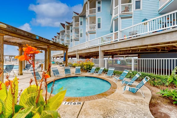 Cozy condo with shared pool, private balcony & great location