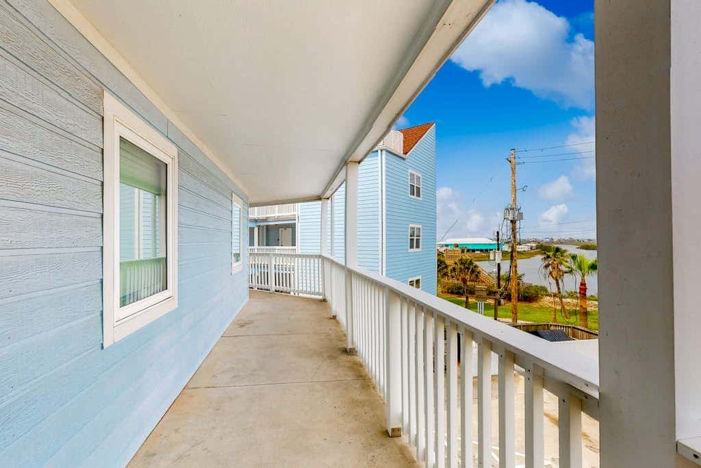 Curious Seagull - Heated Pool, Hot Tub & Balcony