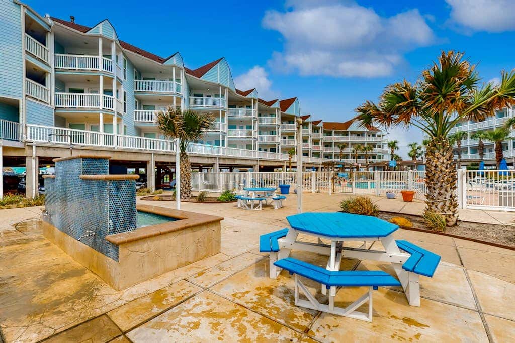Curious Seagull - Heated Pool, Hot Tub & Balcony