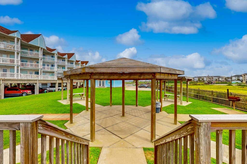 Curious Seagull - Heated Pool, Hot Tub & Balcony