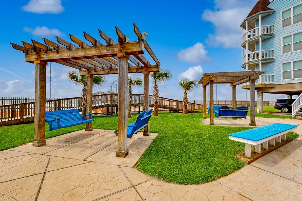 Curious Seagull - Heated Pool, Hot Tub & Balcony