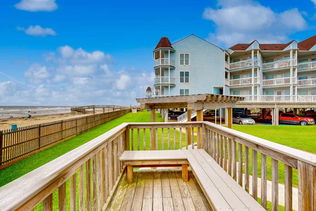 Curious Seagull - Heated Pool, Hot Tub & Balcony