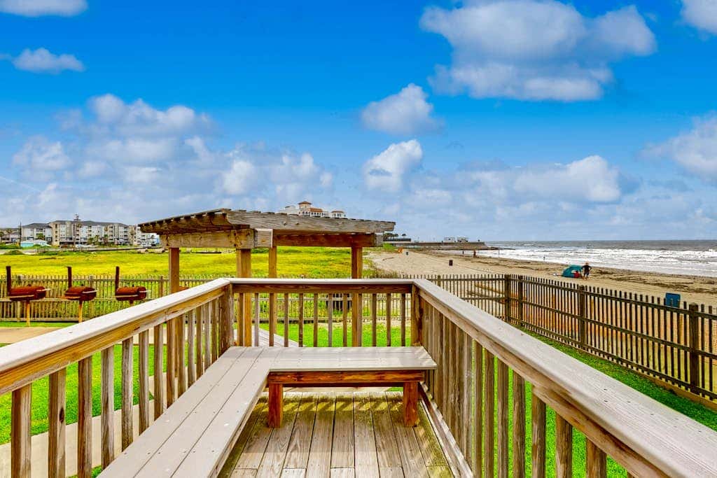 Curious Seagull - Heated Pool, Hot Tub & Balcony