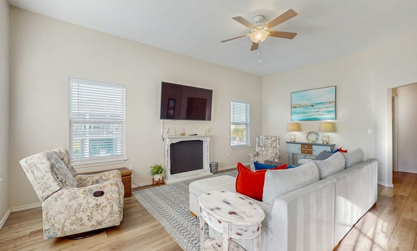 Sunny home minutes from beach with pool - golfing nearby