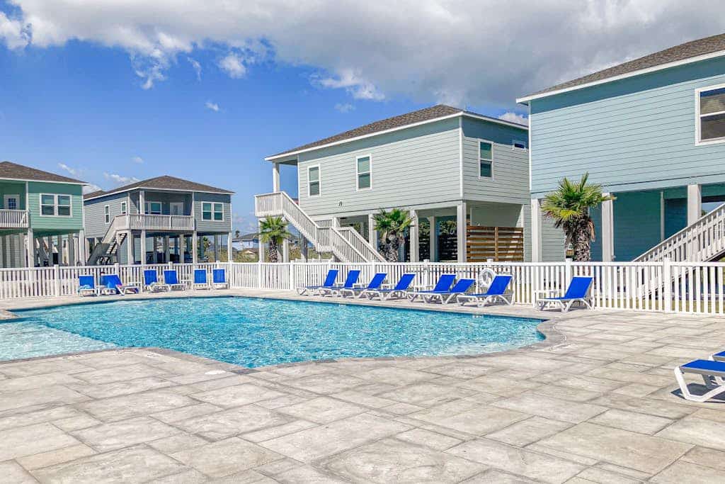 Sunny home minutes from beach with pool - golfing nearby
