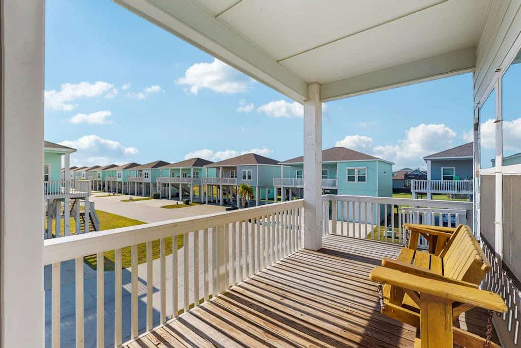Sunny home minutes from beach with pool - golfing nearby