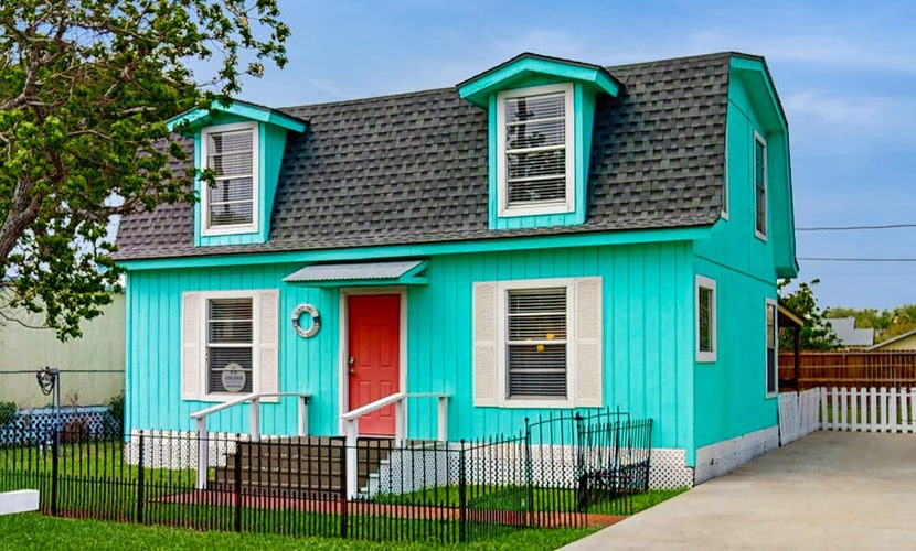 Cozy coastal home with high-speed WiFi and private gas grill - blocks from beach