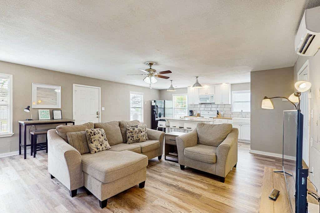 Cozy coastal home with high-speed WiFi and private gas grill - blocks from beach
