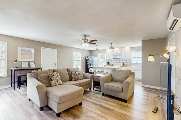 Cozy coastal home with high-speed WiFi and private gas grill - blocks from beach
