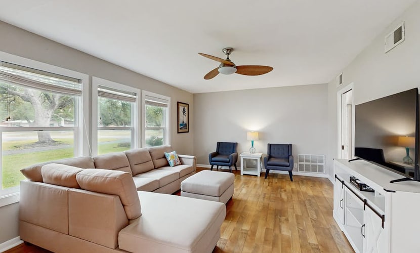 Cozy family-friendly house with BBQ, WIFI, dog-friendly, close to the Bay