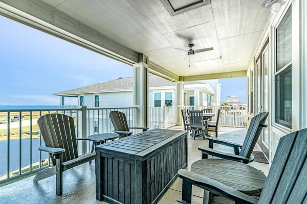 Gulf-view Pointe West condo with pools, hot tubs, central AC & washer/dryer