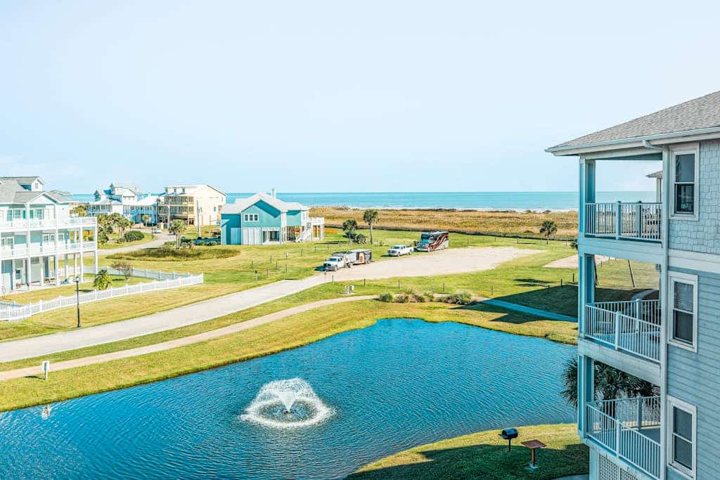 Gulf-view Pointe West condo with pools, hot tubs, central AC & washer/dryer