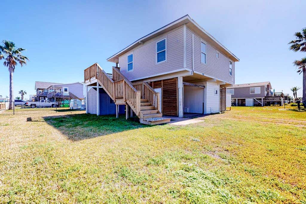 Delightful island home with furnished patio & full kitchen - walk to the beach