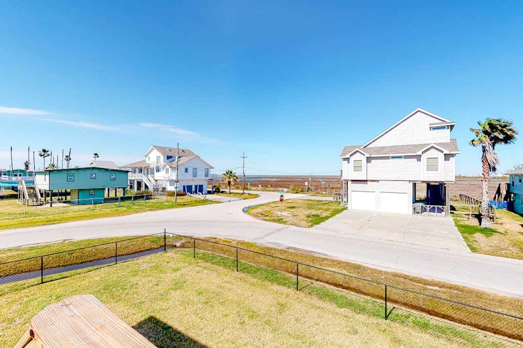 Delightful island home with furnished patio & full kitchen - walk to the beach