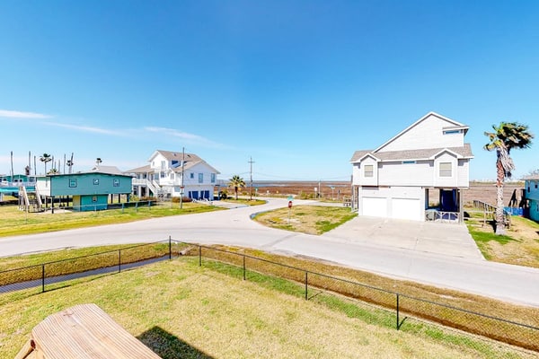 Delightful island home with furnished patio & full kitchen - walk to the beach