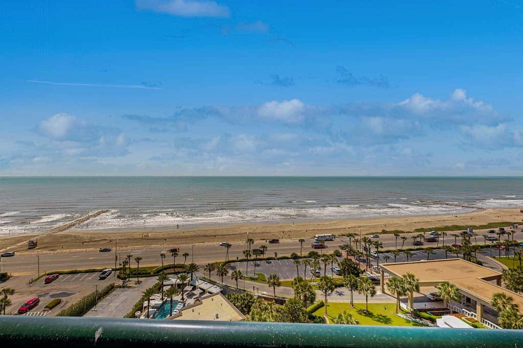 Gone Gulfin' - Gulf-Front Resort, Pool & Hot Tub