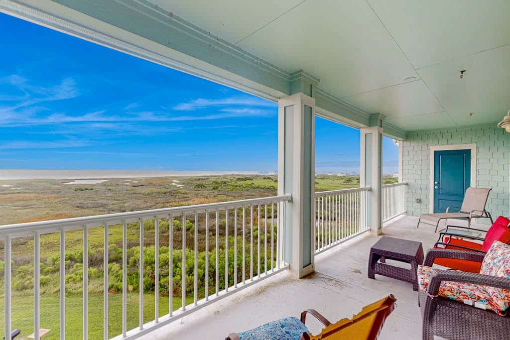 Pointe West getaway with pool, hot tub & bay-view balcony - walk to beach