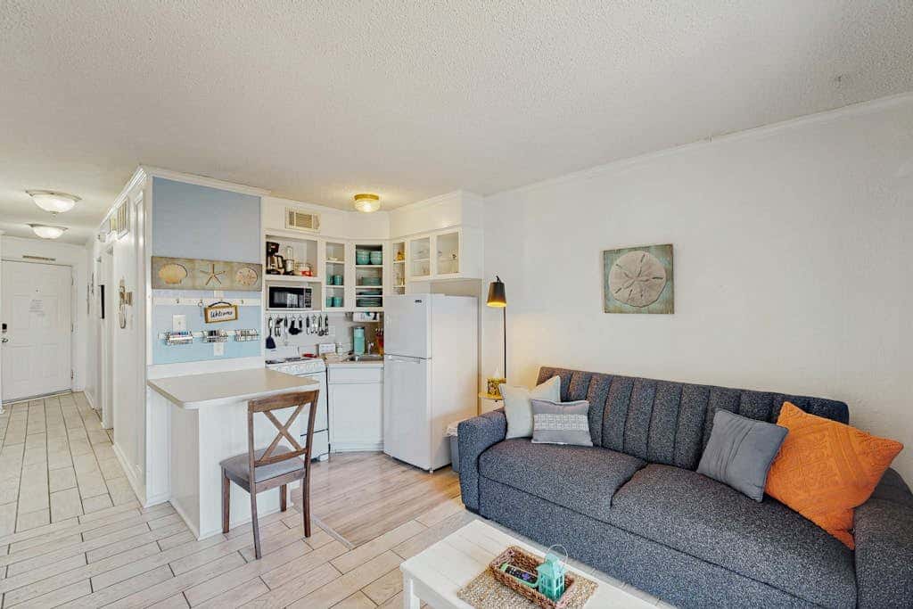 Seawall Treasure - Heated Pool & Private Balcony
