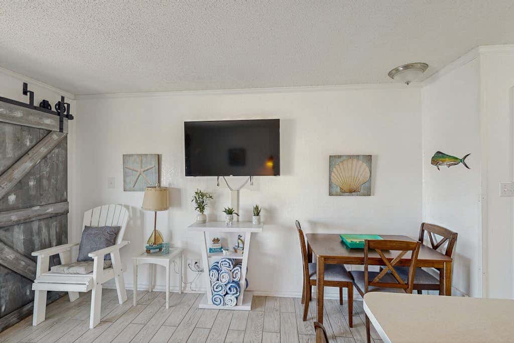 Seawall Treasure - Heated Pool & Private Balcony