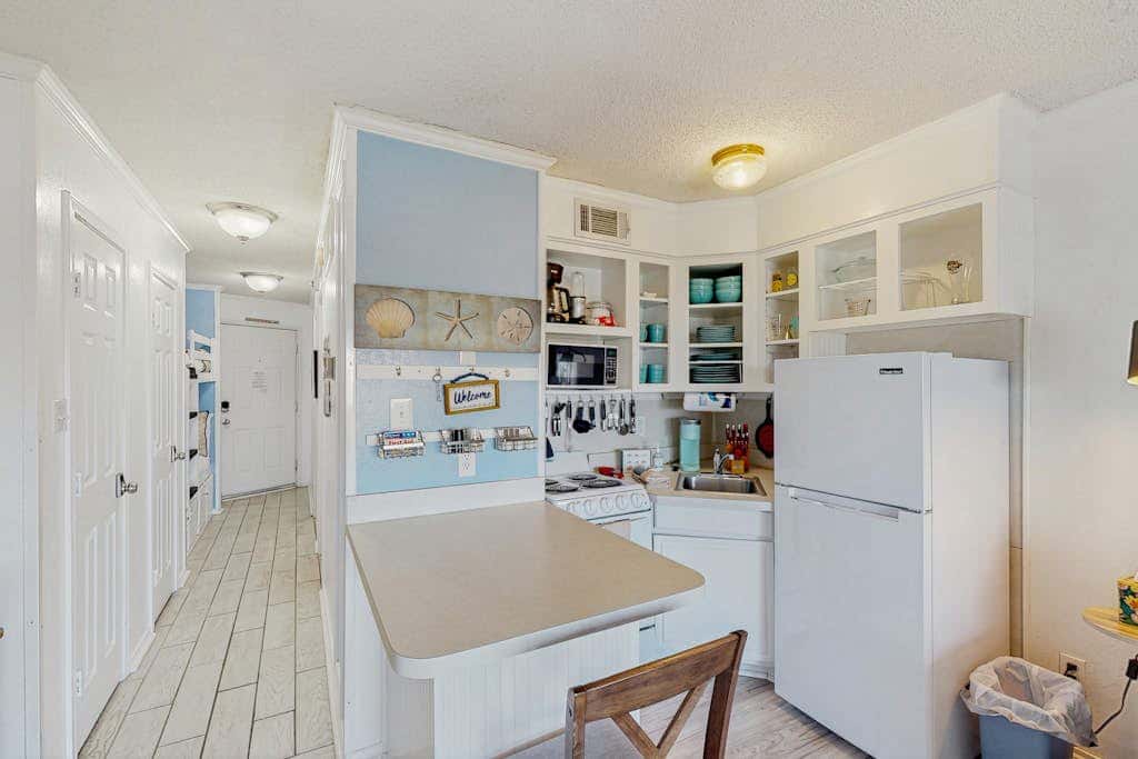 Seawall Treasure - Heated Pool & Private Balcony