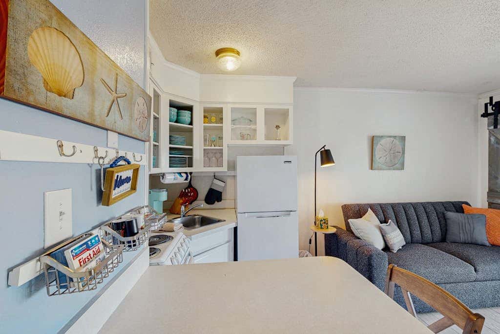 Seawall Treasure - Heated Pool & Private Balcony