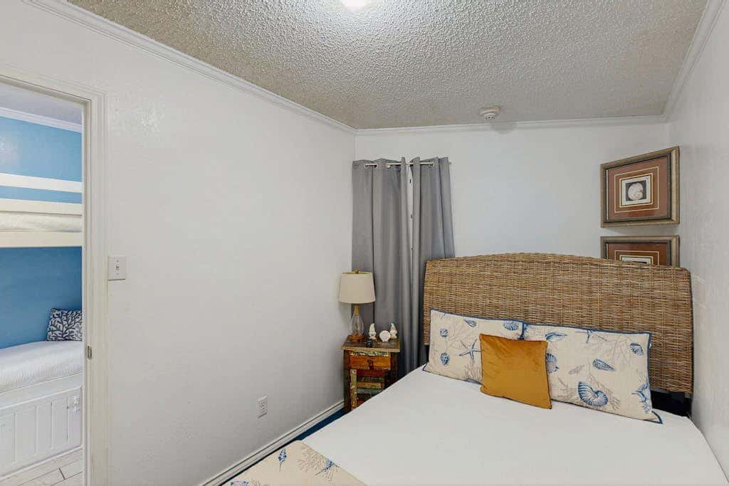 Seawall Treasure - Heated Pool & Private Balcony