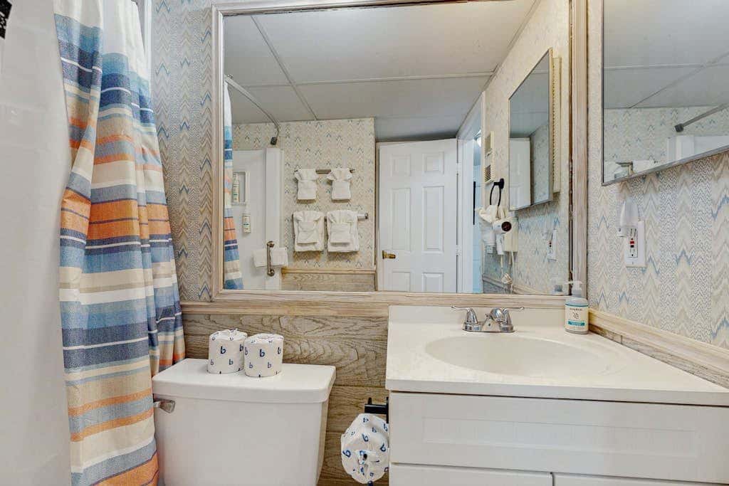 Seawall Treasure - Heated Pool & Private Balcony