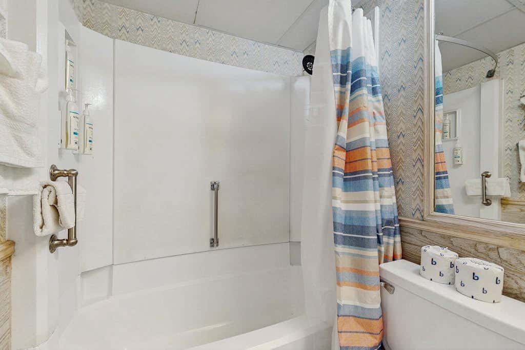 Seawall Treasure - Heated Pool & Private Balcony